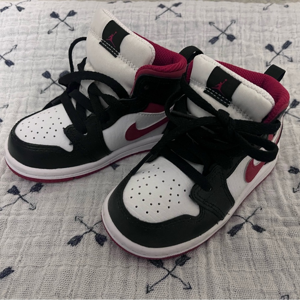 LIKE NEW- JORDAN 1 MID TODDLERS' SHOES size 6c